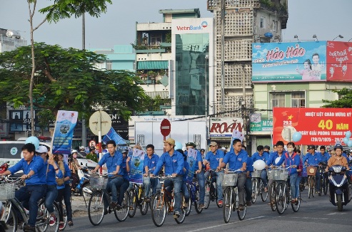 Thanh niên Đà Nẵng đạp xe diễu hành hưởng ứng Ngày Nước thế giới. 
